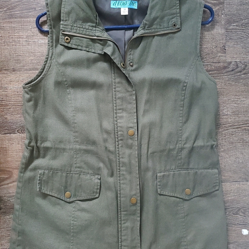 Lightweight military style sleeveless vest